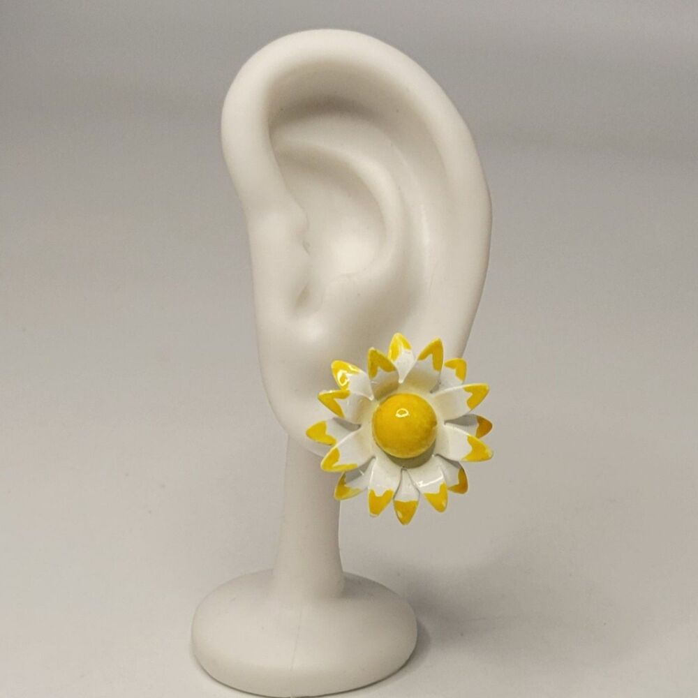 Vtg Daisy Earrings